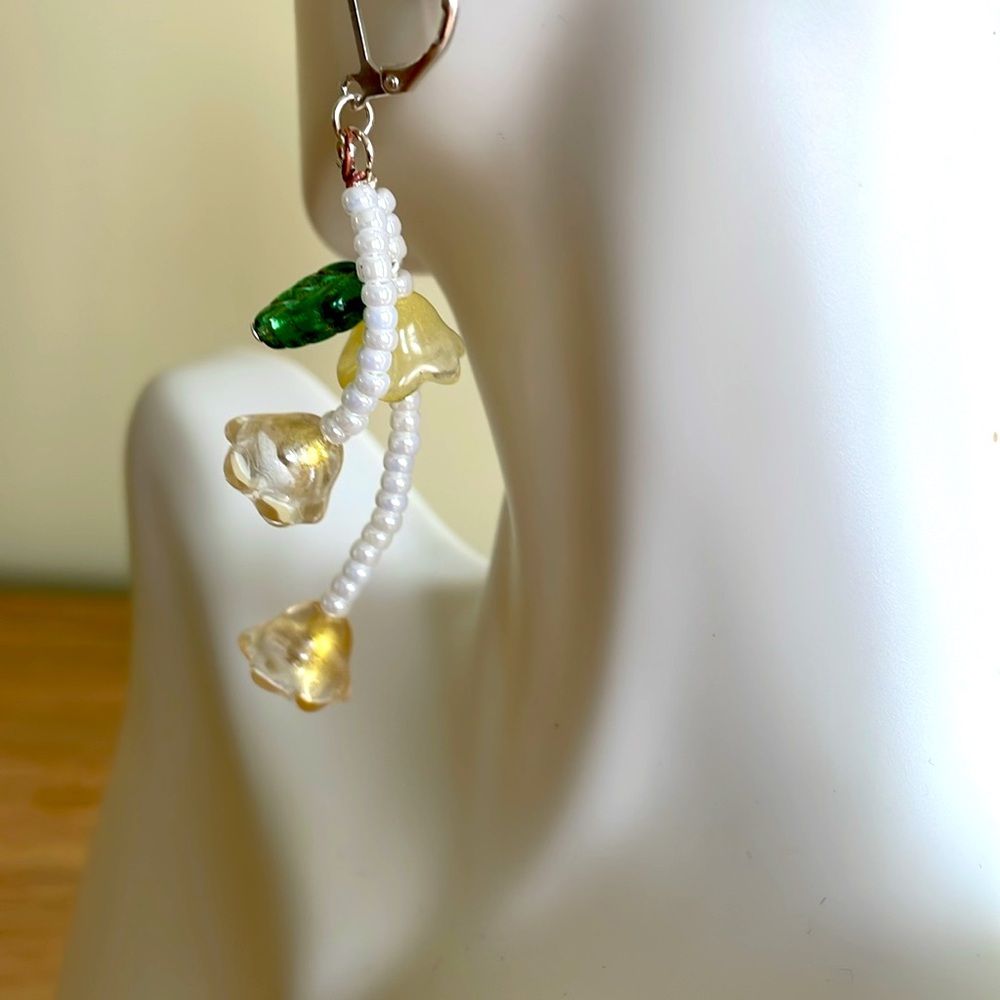 HAND CRAFTED FLORAL EARRINGS Pierced White Silver Yellow Green Flowers - Picture 9 of 13